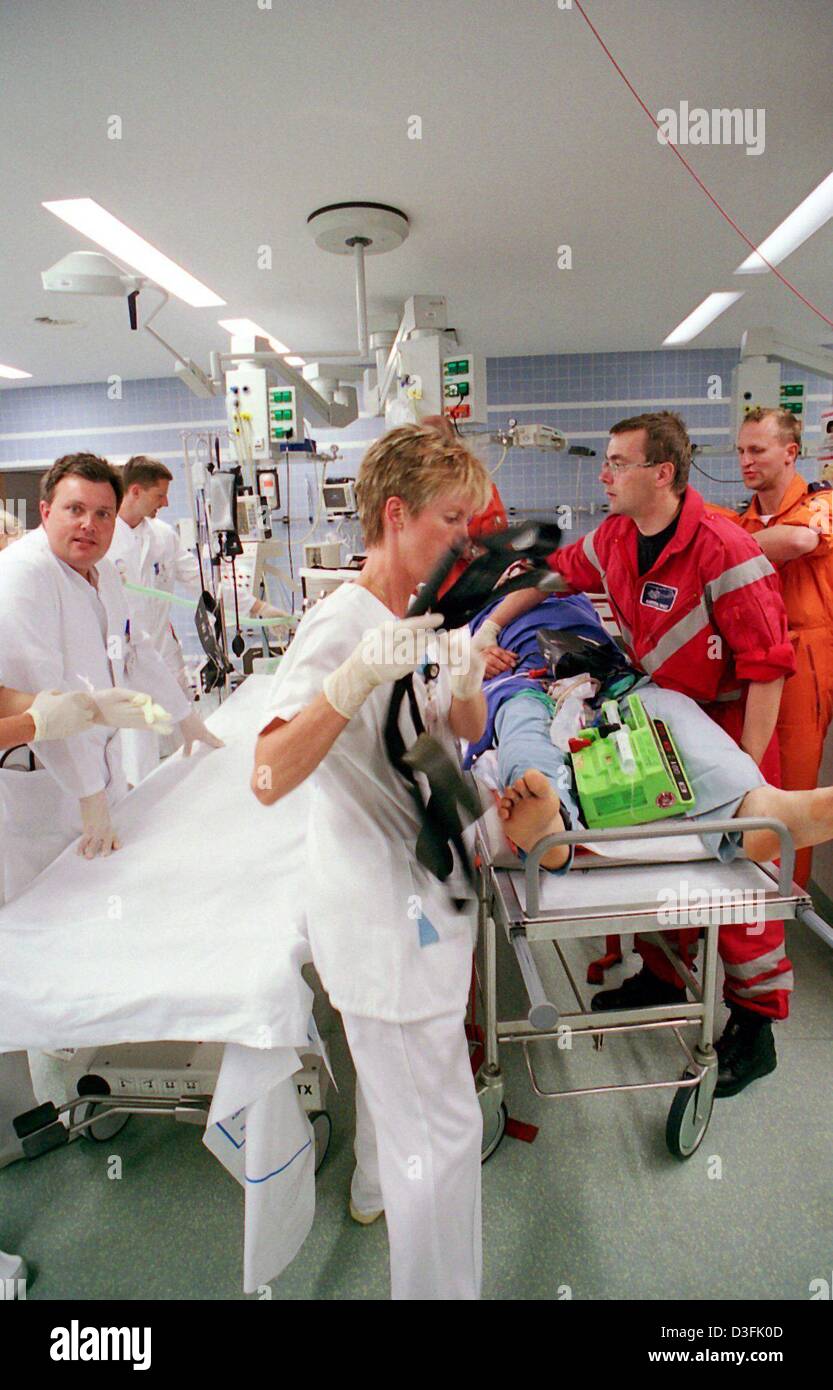 (dpa) Severely injured patients are received and treated by doctors