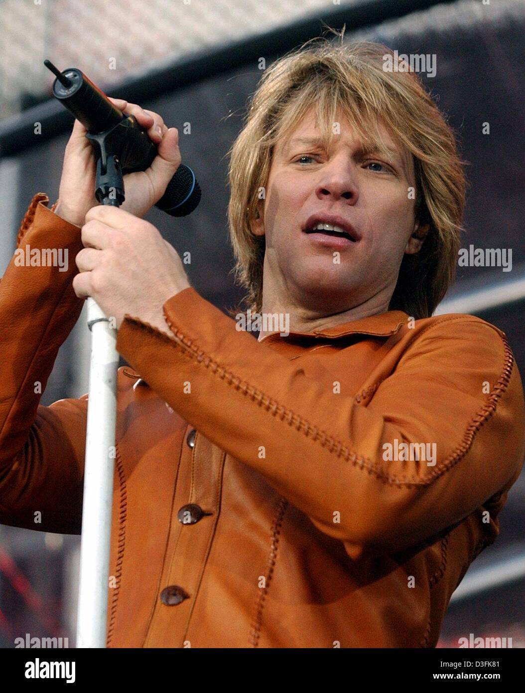 (dpa) - Jon Bon Jovi, lead singer of the US rock band Bon Jovi, pictured at a concert in Bremen, Germany, 6 June 2003. Stock Photo