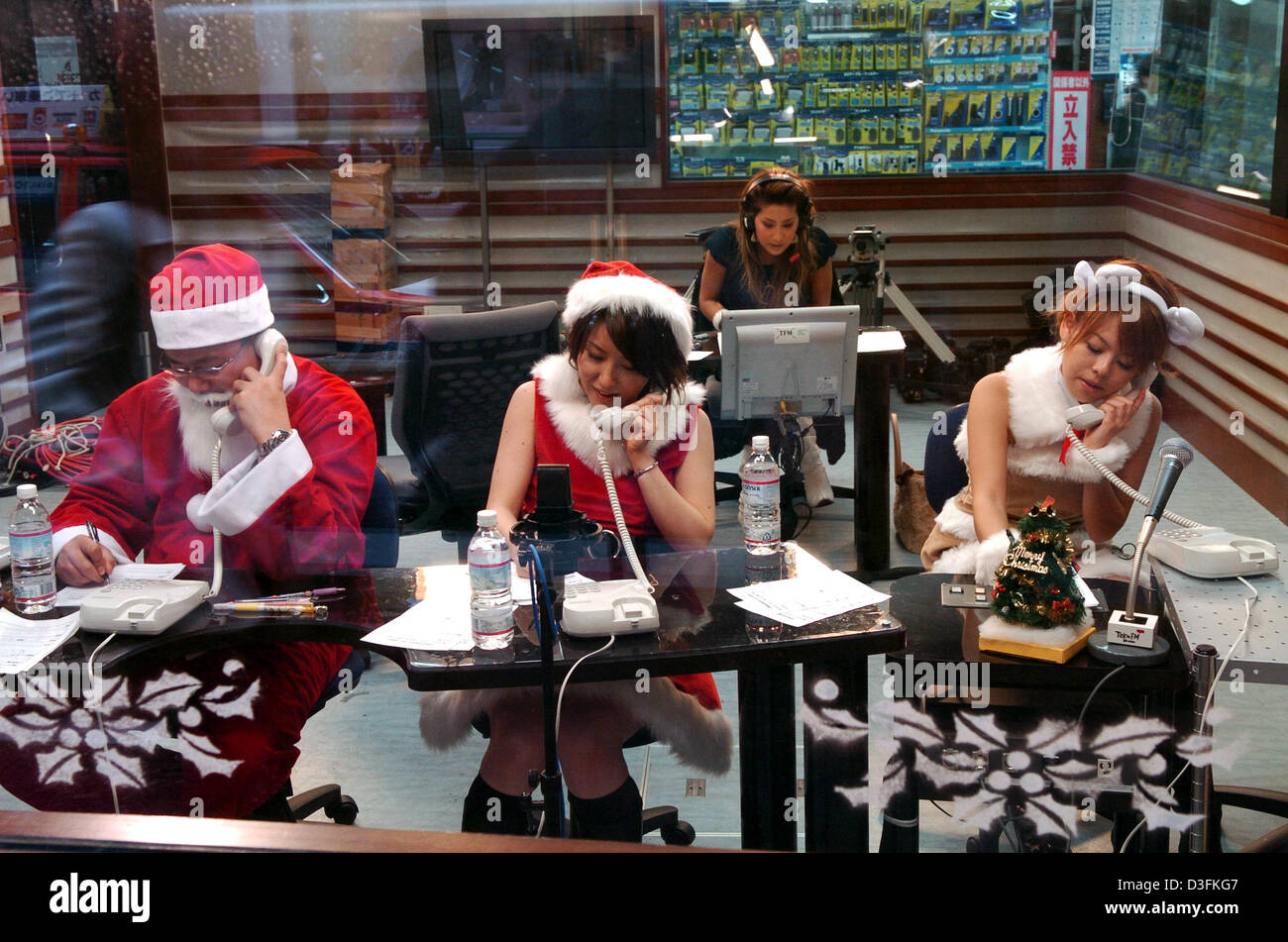 (dpa) Men and women clad in Father Christmas and reindeer costumes