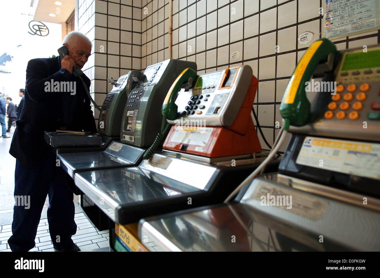 (dpa) An older Japanese man calls someone from a public phone in