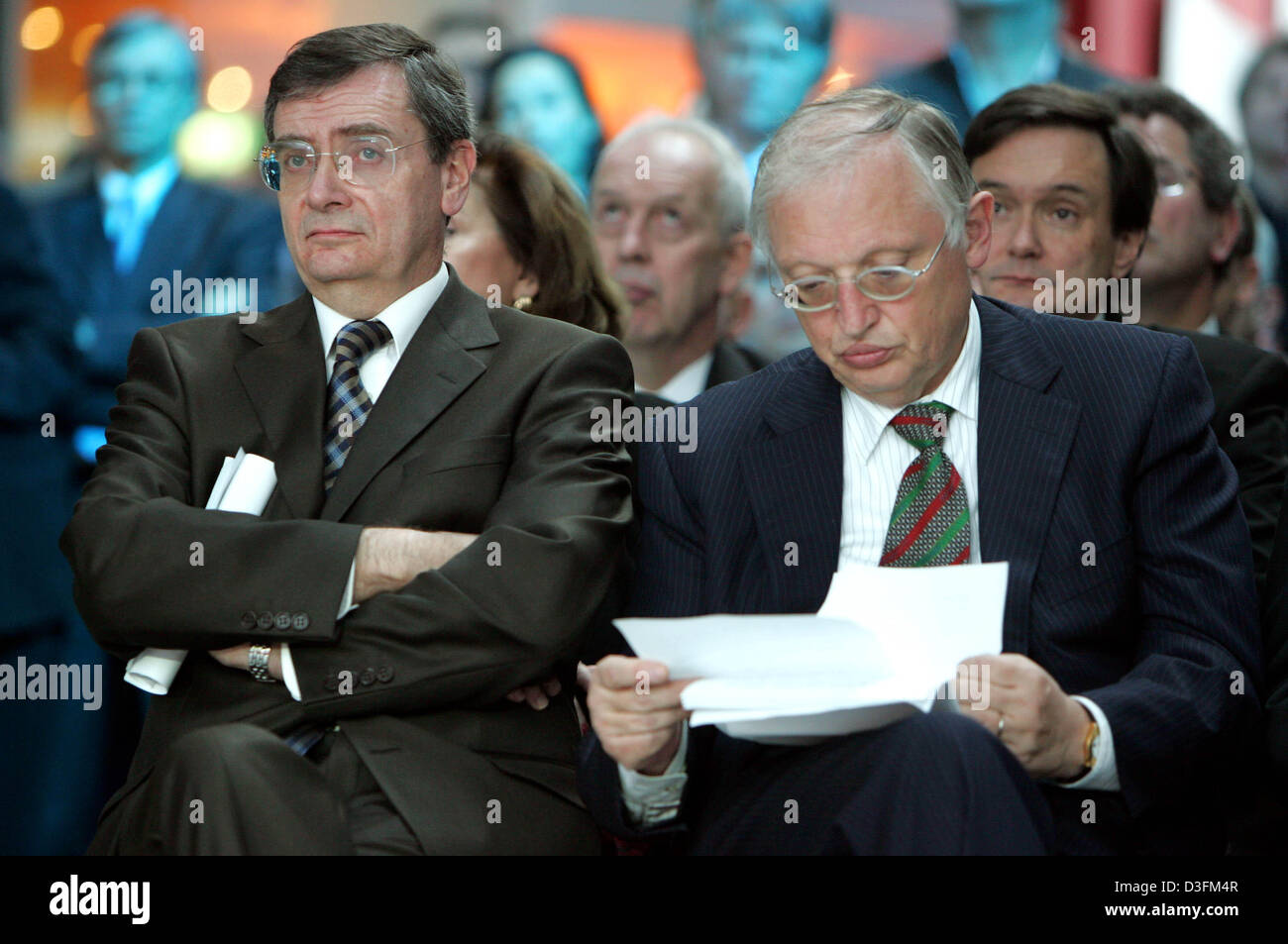 (dpa) - Patrick Goudou (L), Executive Director of the European Aviation ...