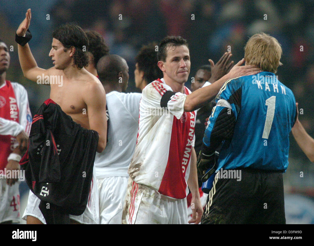 Bayern Munich goalkeeper Oliver Kahn salutes the fans Stock Photo - Alamy