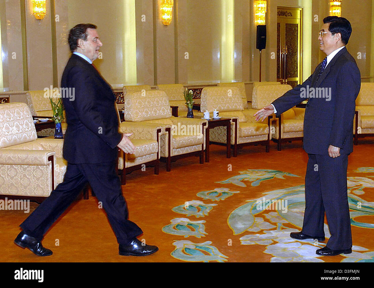(dpa) - Chinese President Hu Jintao (R) welcomes German Chancellor Gerhard Schroeder in the 'great hall of the people' in Beijing, China, Tuesday 7 December 2004. Schroeder and his delegation spend two days in China. Stock Photo