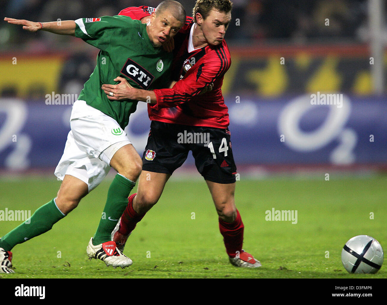(dpa) - Leverkusen midfielder Hanno Balitsch (R) tries to stop Wolfsburg midfield mastermind Andres D'Alessandro during the German Bundesliga match between Bayer 04 Leverkusen and VFL Wolfsburg at the BayArena in Leverkusen, Germany, 4 December 2004. Leverkusen came from behind to win the game 2-1. Stock Photo