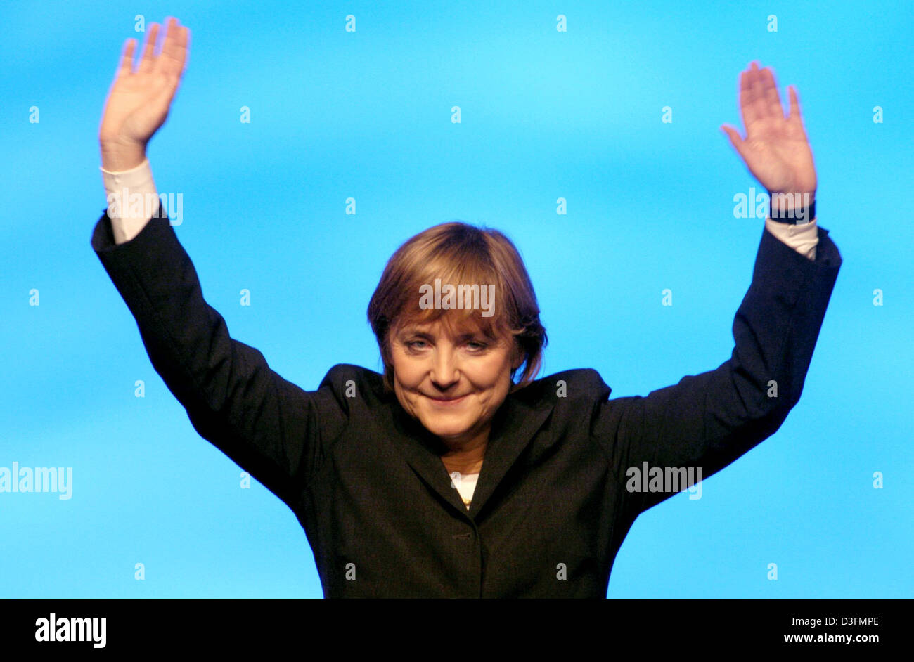 (dpa) - Angela Merkel, Leader of the German Christian Democratic Union (CDU), waves after her speech during the CDU's 18th party congress in Duesseldorf, Germany, 6 December 2004. The party congress takes place under the motto 'Deutschlands Chancen nutzen' (to use Germany's chances). Stock Photo