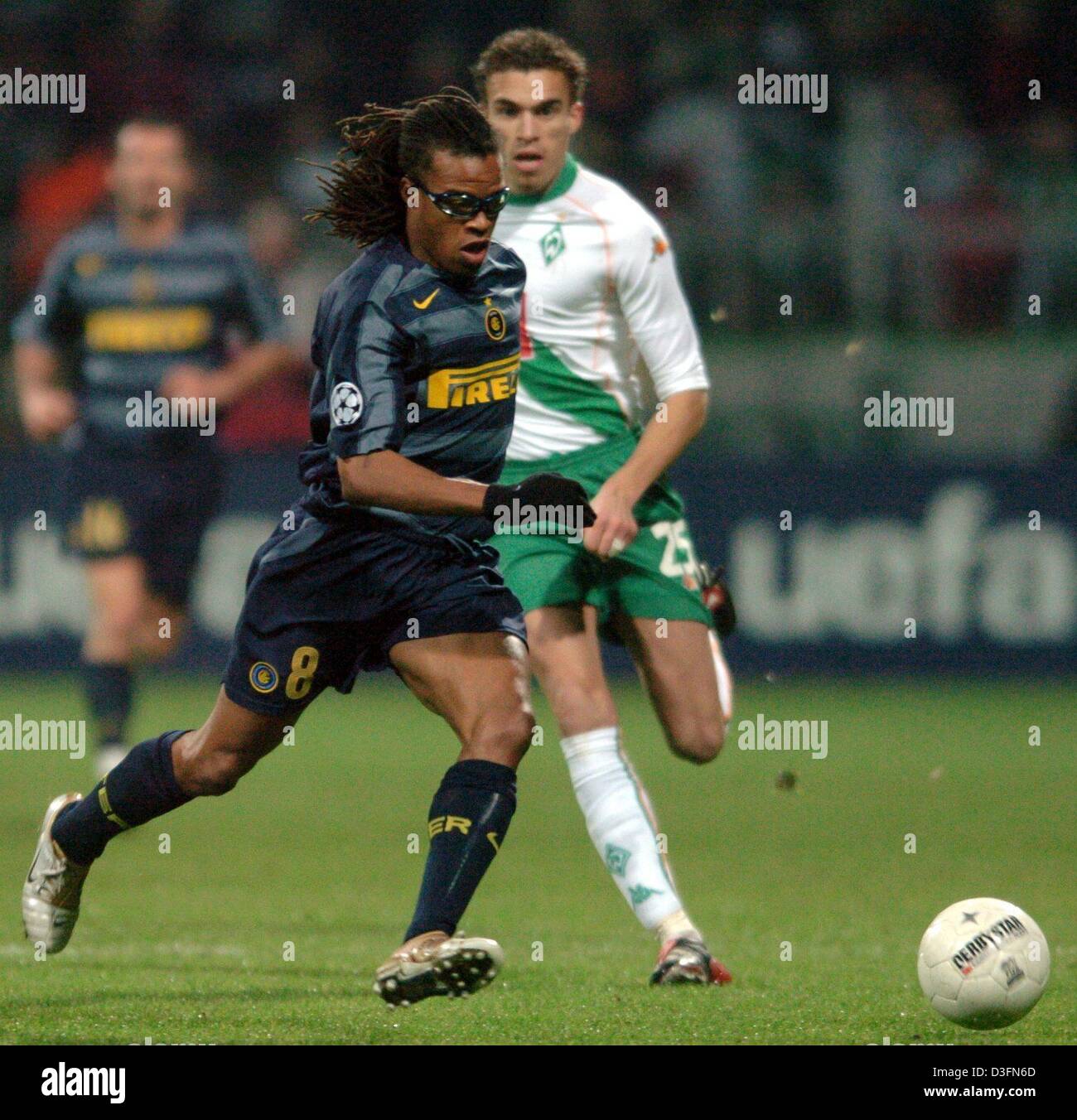 (dpa) - Inter midfielder Edgar Davids (L) gets past Bremen defender Valerien Ismael (R) in the UEFA Champions League match between Werder Bremen and Inter Milan at Weserstadion in Bremen, Germany, 24 November 2004. The game ended in a 1-1 draw. Inter is already qualified for the next round while Bremen still needs to secure a spot in their last group game against Spain's FC Valenci Stock Photo