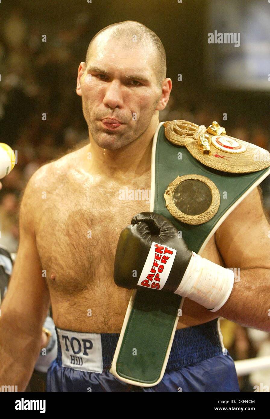 (dpa) - Russian boxer Nikolai Valuev has shouldered the world championship belt after being disqualified from the WBA bout against US Gerald Nobles in Kempten, Germany, 20 November 2004. Valuev was disqualified for repeatedly hitting Nobles below the belt. Stock Photo