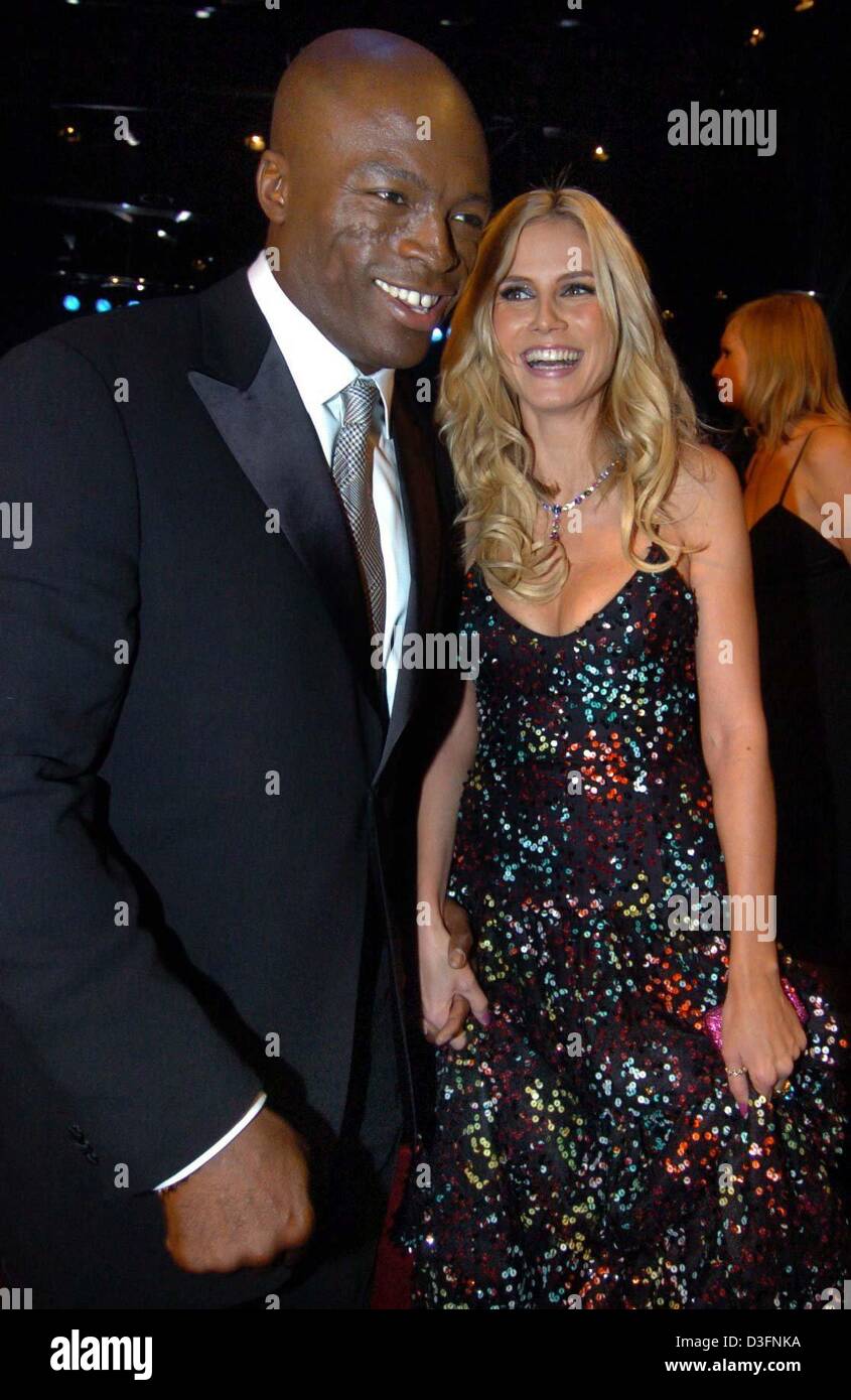 (dpa) - US singer Seal and his girlfriend, topmodel Heidi Klum, pictured during the 56th 'Bambi' media award ceremony in Hamburg, Germany, 18 November 2004. Seal won an award in the category 'Pop International'. Each year the German Burda media group honours celebrities from the world of entertainment, literature, sport and politics. Stock Photo
