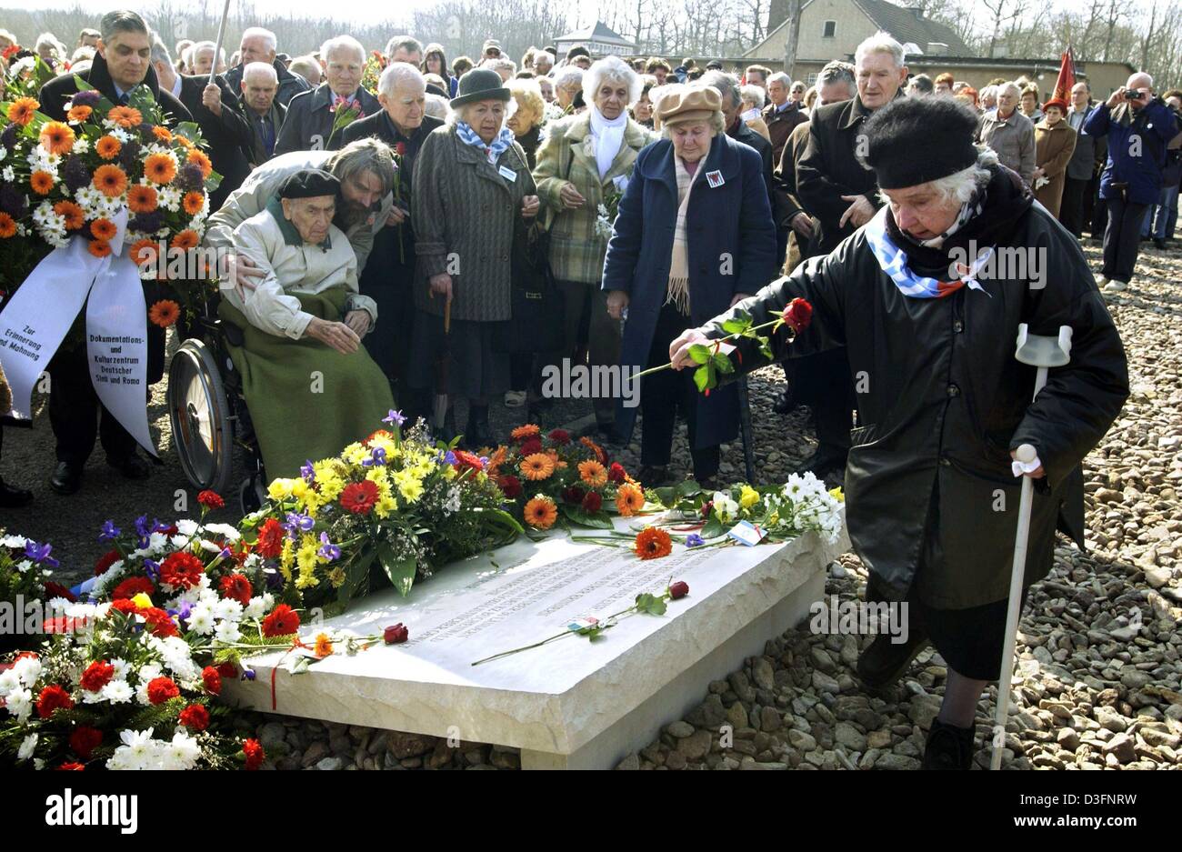 (dpa) - Former prisoners and relatives of holocaust victims lay down ...