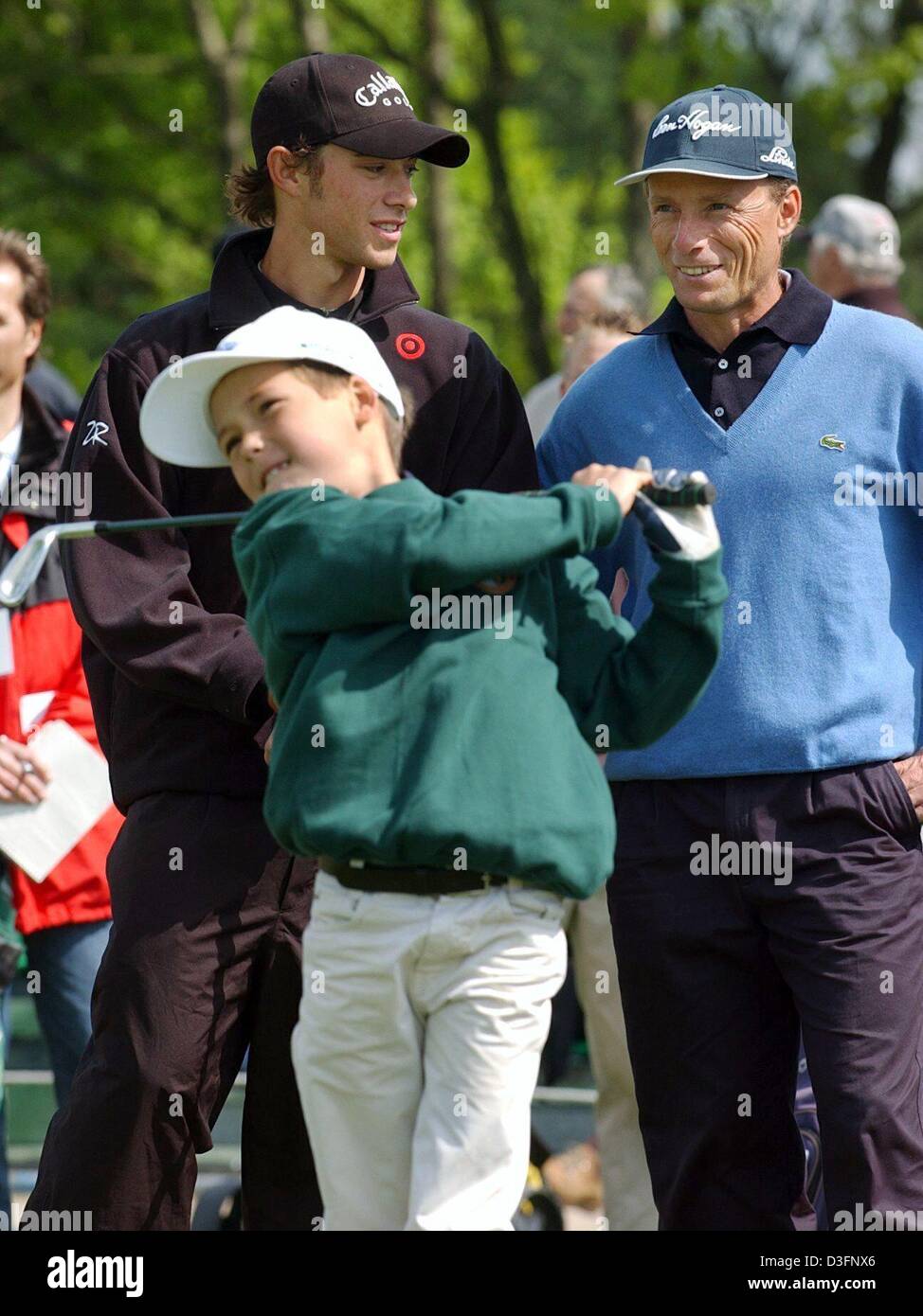 (dpa) - The US golf pros Bernhard Langer (R) and Ty Tyron give golf lessons to children on the Gut Kaden golf course in Hamburg, Germany, 13 May 2003. On 15 May the 'Deutsche Bank' - SAP Open started in Gut Kaden. Stock Photo
