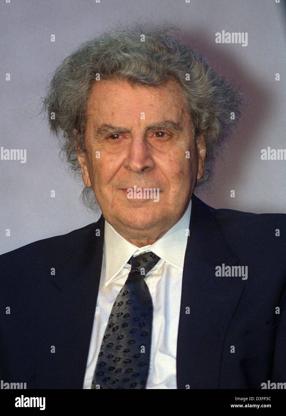 (dpa files) - Greek composer Mikis Theodorakis receives the Erich-Wolfgang-Korngold-Prize for his lifetime achievement during the 4th international festival for media art Biennale, the most important festival of contemporary drama world-wide, in Bonn, Germany, 28 June 2002. Stock Photo
