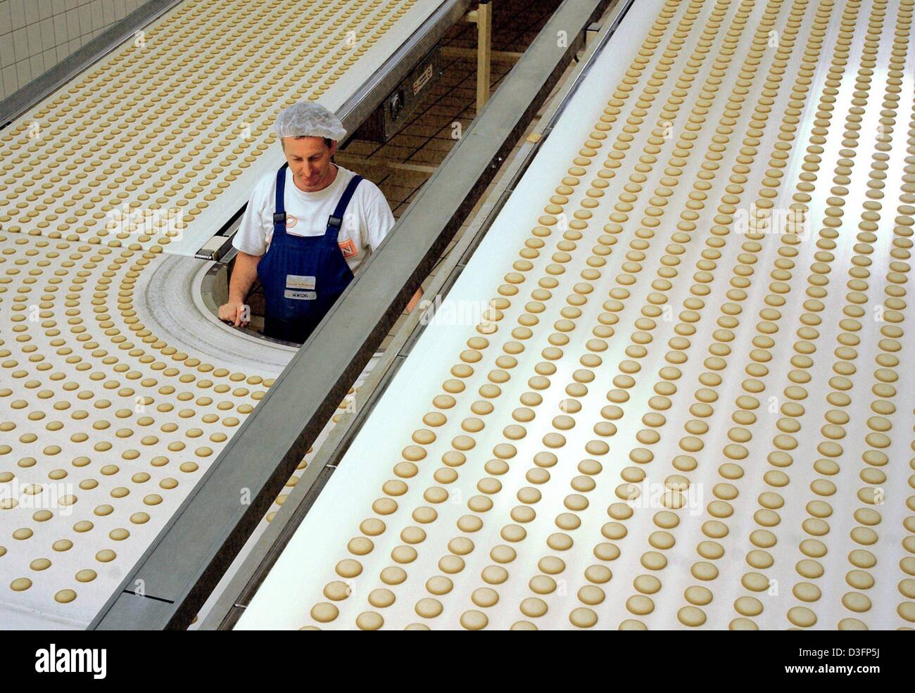 (dpa) An employee of the industrial bakery Griessonde Beukelaer is