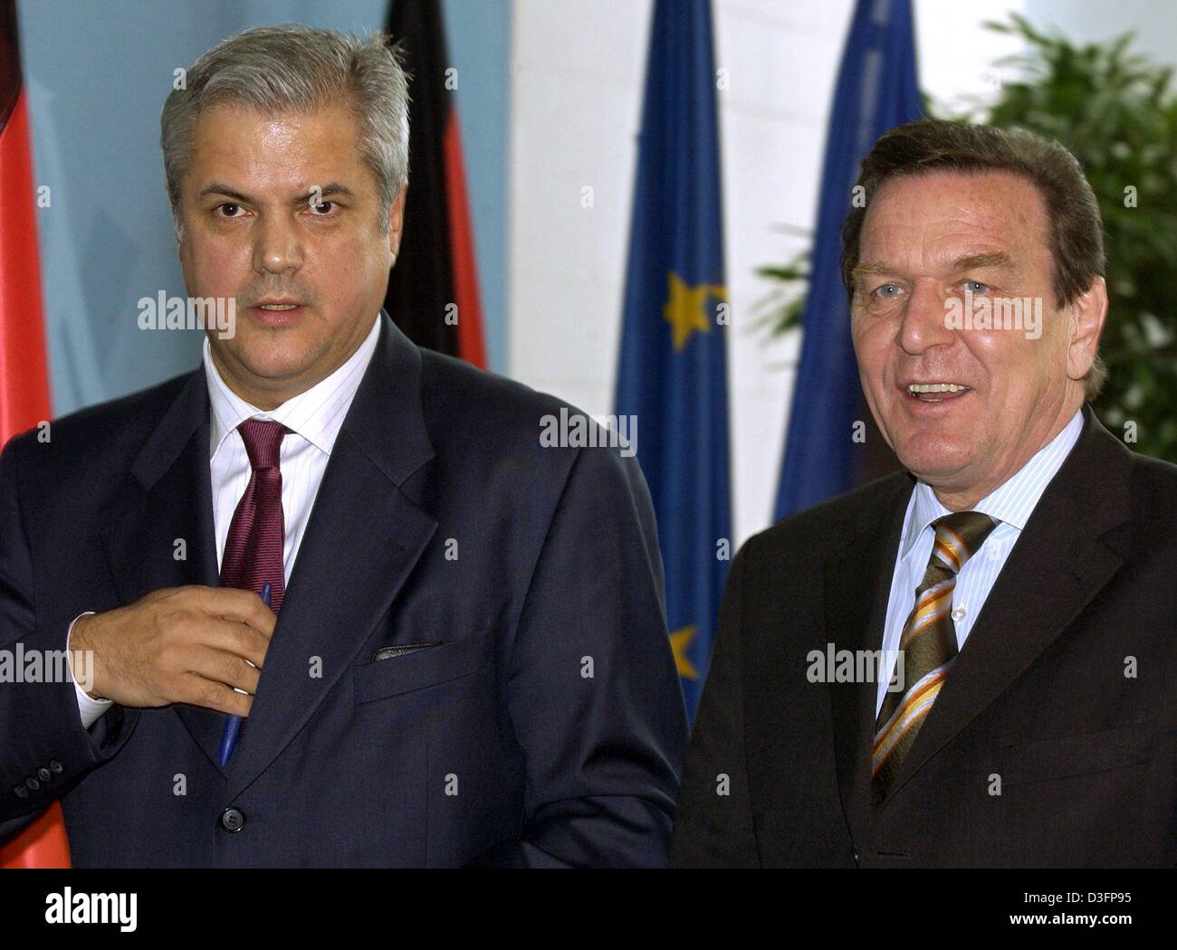(dpa) - The German Chancellor Gerhard Schroeder meets Romania's Prime Minister Adrian Nastase (L) in the chancellorship in Berlin, 8 April 2003. Germany wants to support Romania in extending its frontier defence, which is a concrete preparation for the planned EU membership of the country. Nastase wants to fulfil the necessary terms of admission by 2004, so Romania can become EU me Stock Photo