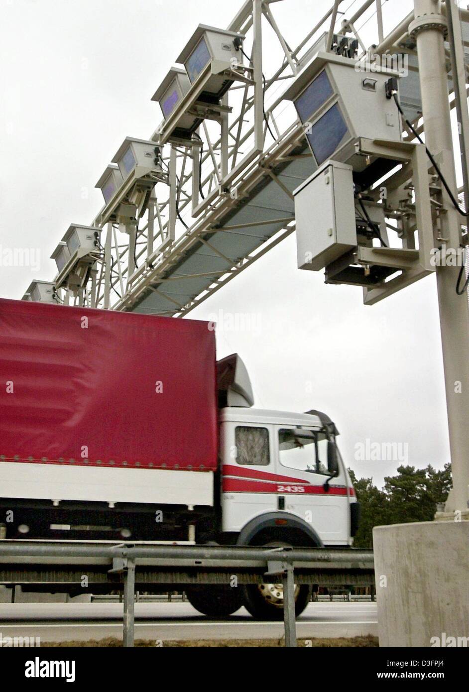(dpa) - A truck drives along the motorway underneath a toll bridge near ...