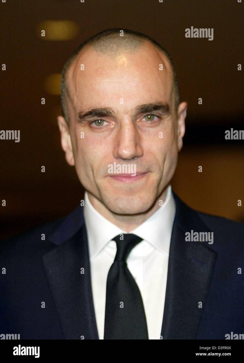 (dpa) - Irish actor Daniel Day-Lewis ('Gangs of New York'), one of the presenters of the DGA awards, poses backstage of the Directors Guild of America (DGA) awards show in Los Angeles, 1 March 2003. Stock Photo
