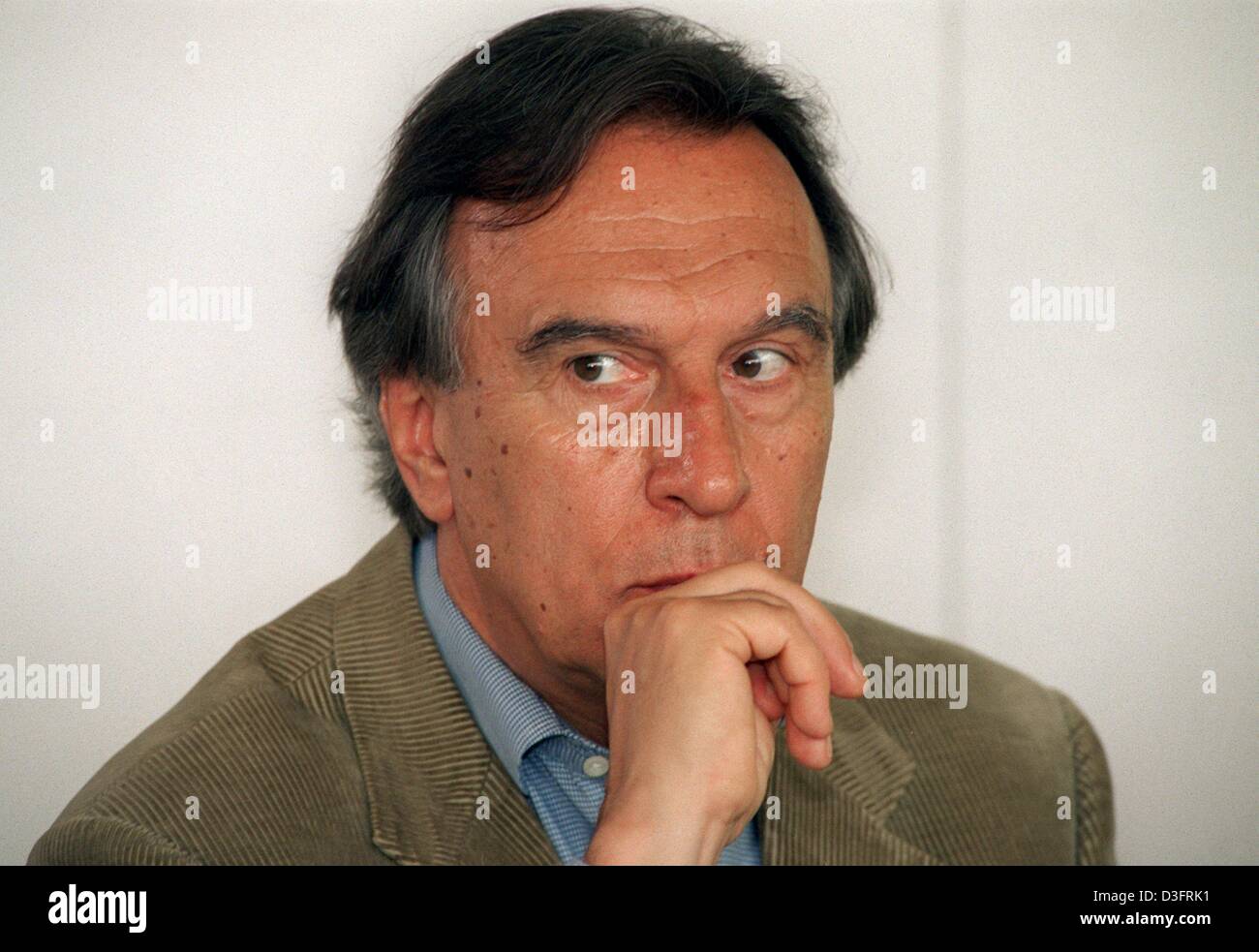 (dpa files) - Italian conductor Claudio Abbado pictured during a press conference in Berlin, 27 April 1998. Abbado was born in Milan, Italy, on 26 June 1933. He studied piano at the conservatory in Milan before beginning to conduct in Vienna. In 1960 he made his debut at La Scala in his native Milan in 1960 and served as music director there from 1968 to 1986. In 1989 he succeeded  Stock Photo