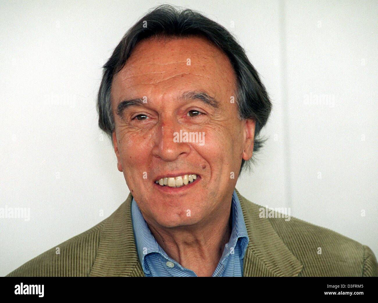 (dpa files) - Italian conductor Claudio Abbado smiles during a press conference in Berlin, 27 April 1998. Abbado was born in Milan, Italy, on 26 June 1933. He studied piano at the conservatory in Milan before beginning to conduct in Vienna. In 1960 he made his debut at La Scala in his native Milan in 1960 and served as music director there from 1968 to 1986. In 1989 he succeeded H. Stock Photo
