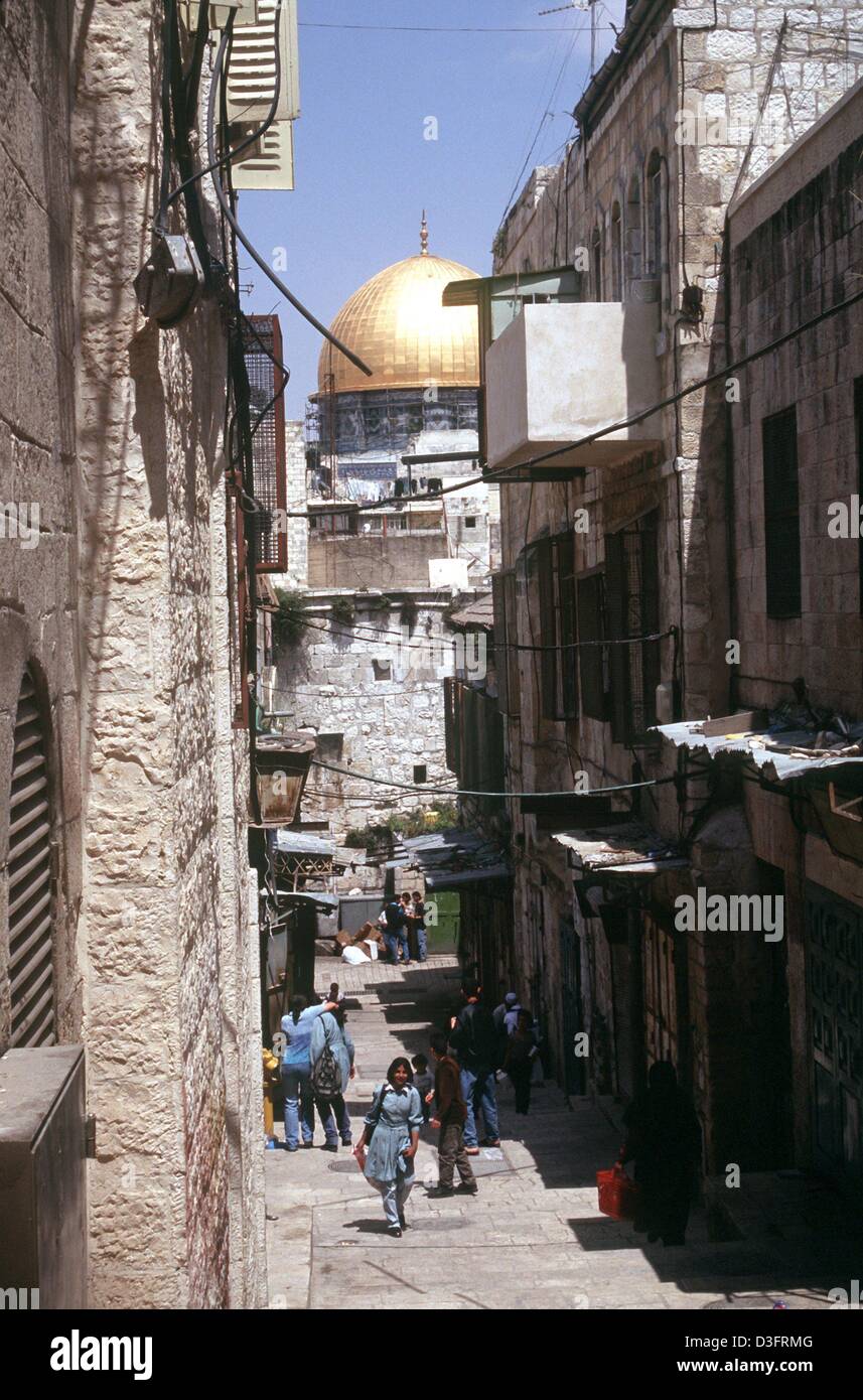 (dpa files) - A view of the Via Dolorosa and, in the background, the golden cupola of the Dome of the Rock in Jerusalem, 12 May 1998. This is the Way of the Cross, traditionally believed to be the route followed by Jesus from the Praetorium (the Roman Judgment Hall) to Calvary, which was the scene of the crucifixion. Over the centuries, millions of pilgrims have come here to walk t Stock Photo