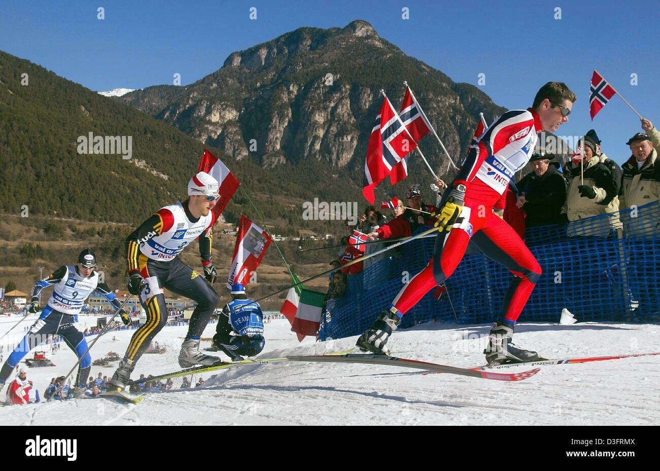 (dpa) - Norwegian runner Thomas Alsgaard (R) leads Germany's Axel Teichmann (C) and Estonia's Indrek Tobreluts (L) during the 4x10 km relay event of the nordic skiing world championships in Tesero in the Val di Fiemme, Italy, 25 February 2003. Norway's relay skiers win the event in 1:31:56,4 hours ahead of Germany and Sweden. Stock Photo