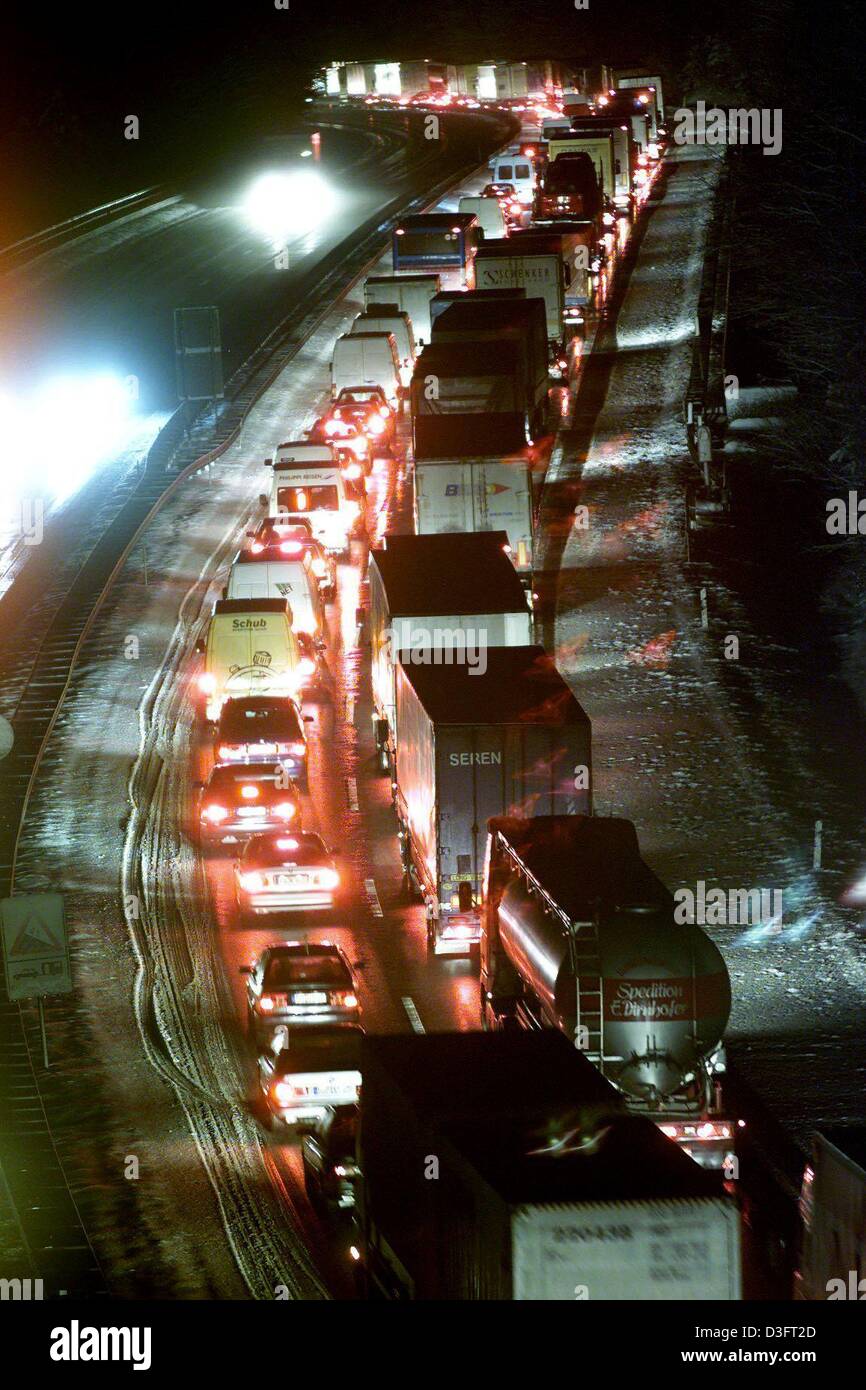 (dpa) - Sudden snowfall during the evening rush hour makes already frustrating traffic conditions more dangerous on the A3 highway near Rohrbrunn, western Germany, 31 January 2003.  Traffic on the portion of the highway between Frankfurt and Wuerzburg was backed up for more than 30 kilometers. Stock Photo