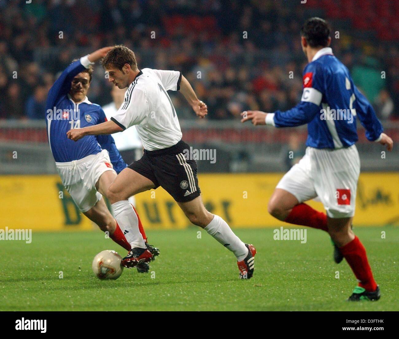 (dpa) - German midfielder Torsten Frings (C) struggles  for the ball with  Nenad Kovacevic (L) of Serbia-Montenegro while the team captain Zoran Mirkovic (R) of Serbia-Montenegro looks at the scene during the friendly international Germany against Serbia-Montenegro in Bremen, Germany, 30 April 2003. Germany won 1-0 (0-0). Stock Photo