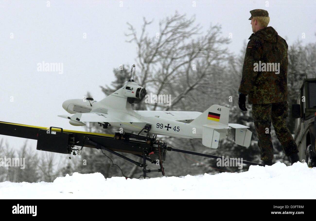 (dpa) - A soldier prepares the catapult take-off of a Luna surveillance drone from the ground station at a military training area near Murnau, Germany, 11 February 2003. The Luna drone, with a length of only two metres and a wing span of four metres, can be operated via an autopilot system and can film and send videos from a short distance without jeopardizing the lives of soldiers Stock Photo