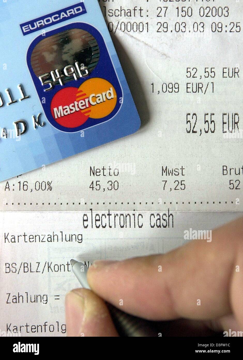 (dpa) - A MasterCard credit card lies on the receipt which is signed to confirm the payment, pictured in Frankfurt, 29 April 2003. In Germany, credit cards are not as popular as in other countries: most shop-owners and restaurants prefer payments with the EC-card, a bank card which is free of any charges. Stock Photo