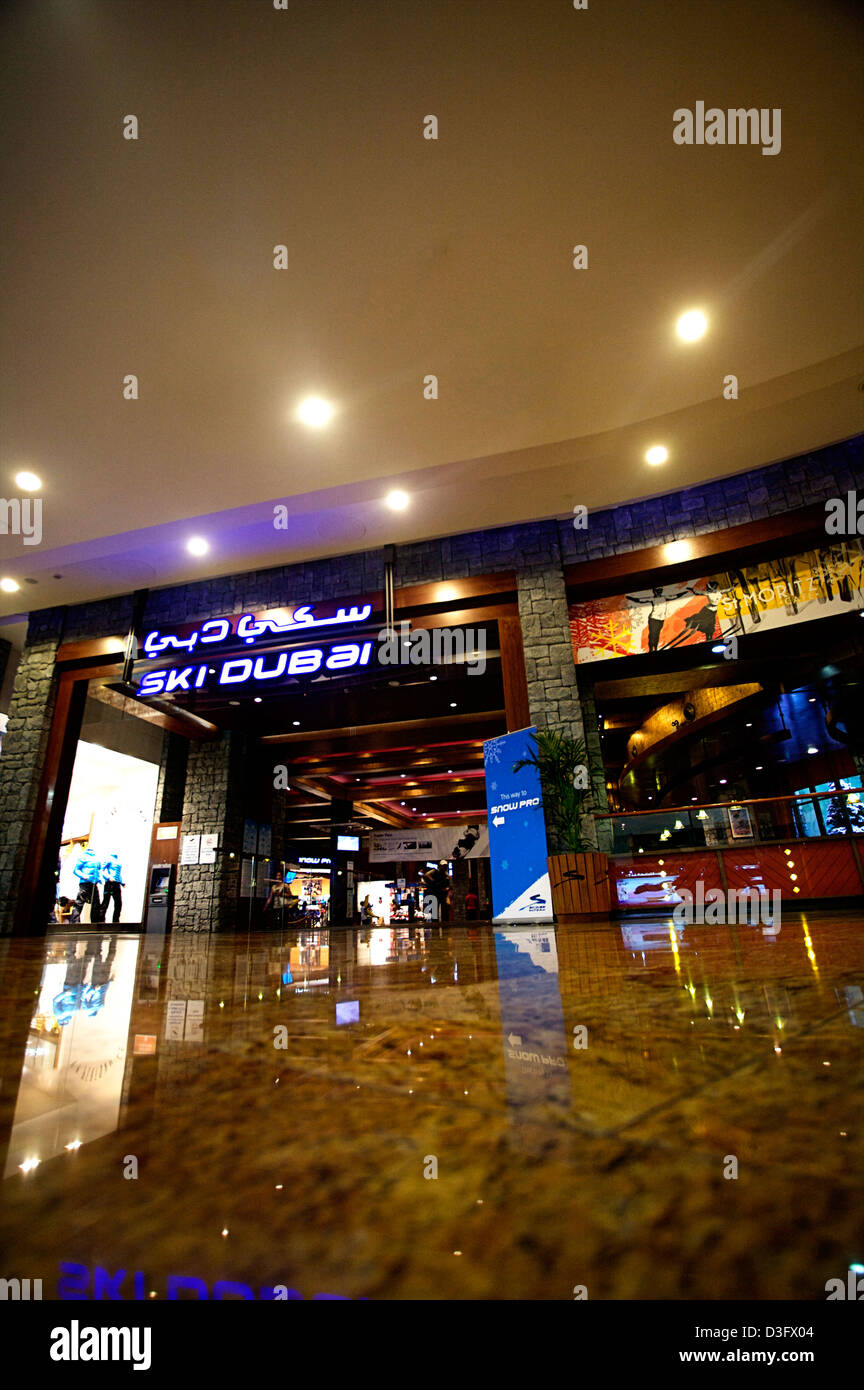 Ski Dubai in the shopping mall of the emirates were you can go indoor skiing whilst doing your shopping in a country thats temperatures reach 40+ Stock Photo