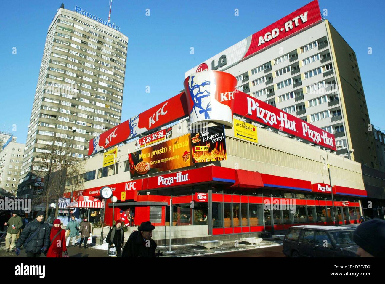 dpa) - A restaurant of the US fast food chain 'Kentucky Fried Chicken' (KFC)  is next door of a restaurant of the US chain 'Pizza Hut' in Warsaw, Poland,  10 January 2003.