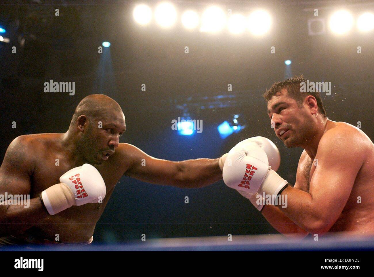 (dpa) - Turkish boxing pro Sinan Samil Sam (R), who lives in Hamburg ...