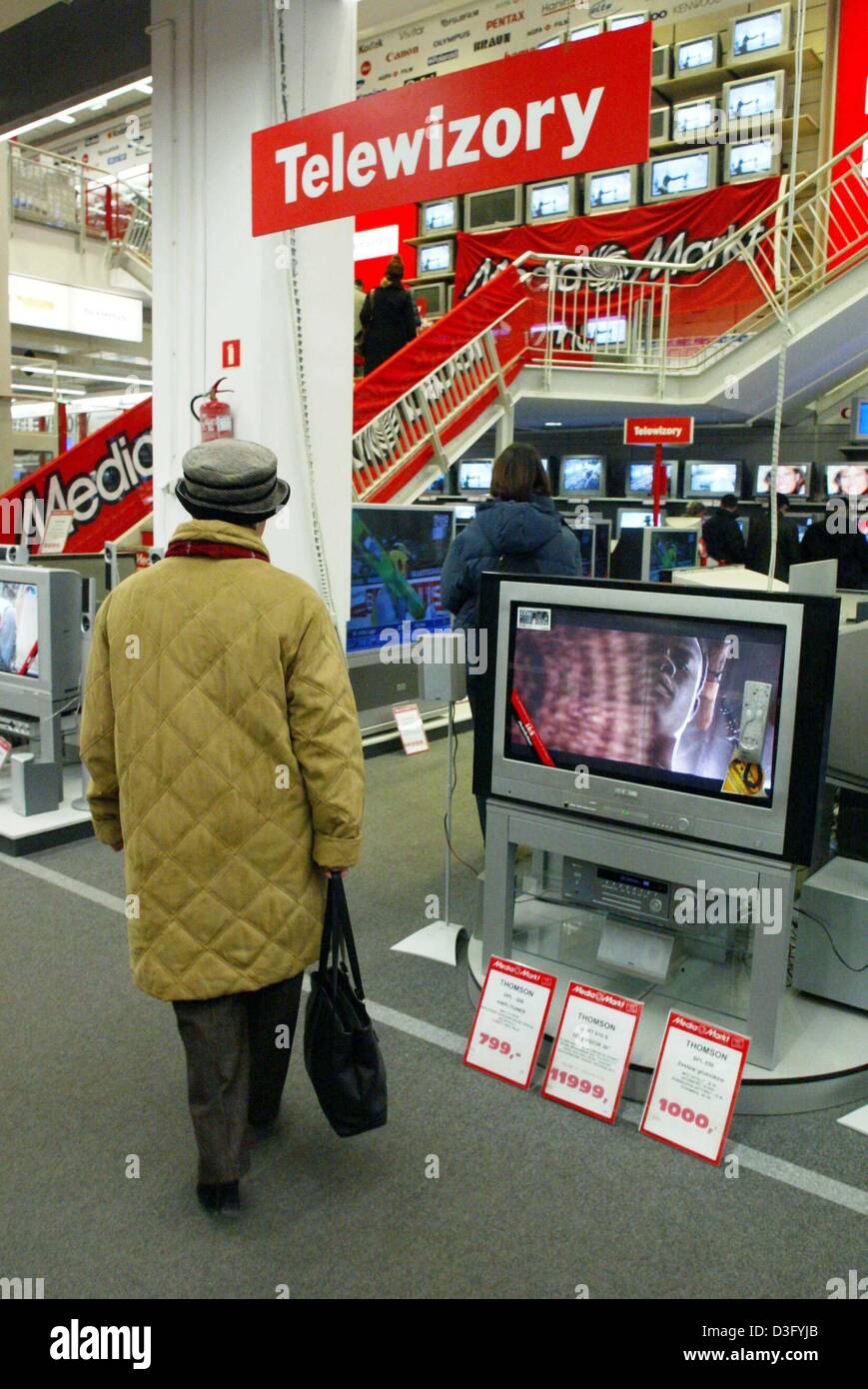 toilet Slaapzaal helikopter dpa) - A customer looks at TV sets in a supermarket of the consumer  electronics retailer chain 'Media Markt' in Warsaw, Poland, 10 January  2003. According to company information, Media Markt is