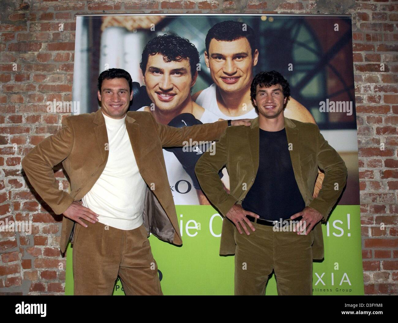 (dpa) - Vitali (L) and Wladimir Klitschko pose in front of their poster