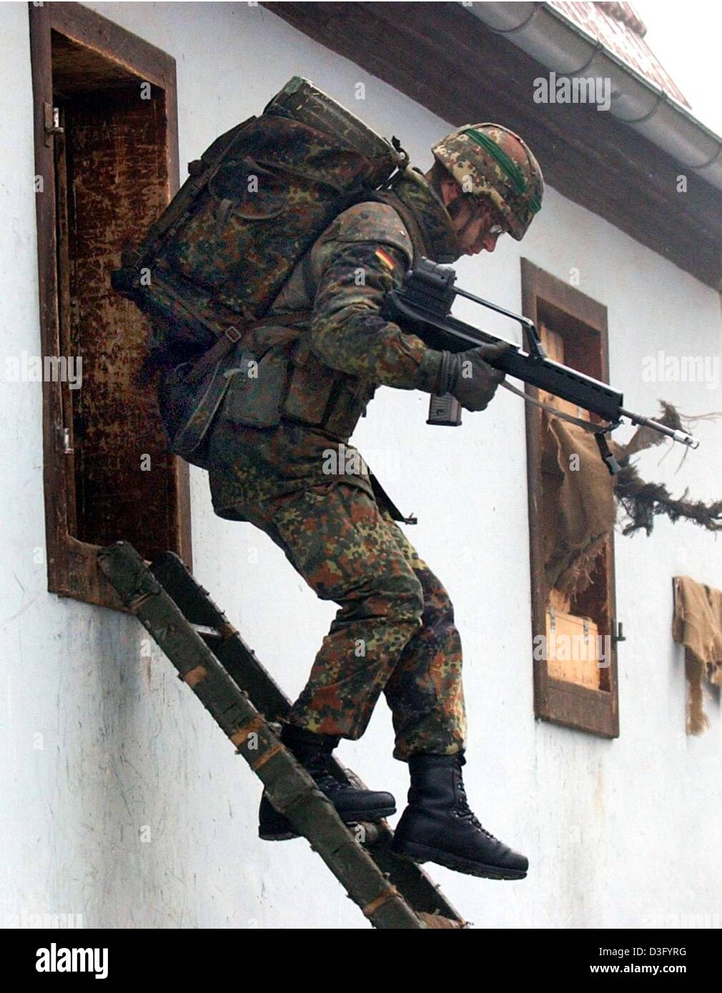 (dpa) - A soldier of the Infantry School of the German Bundeswehr ...