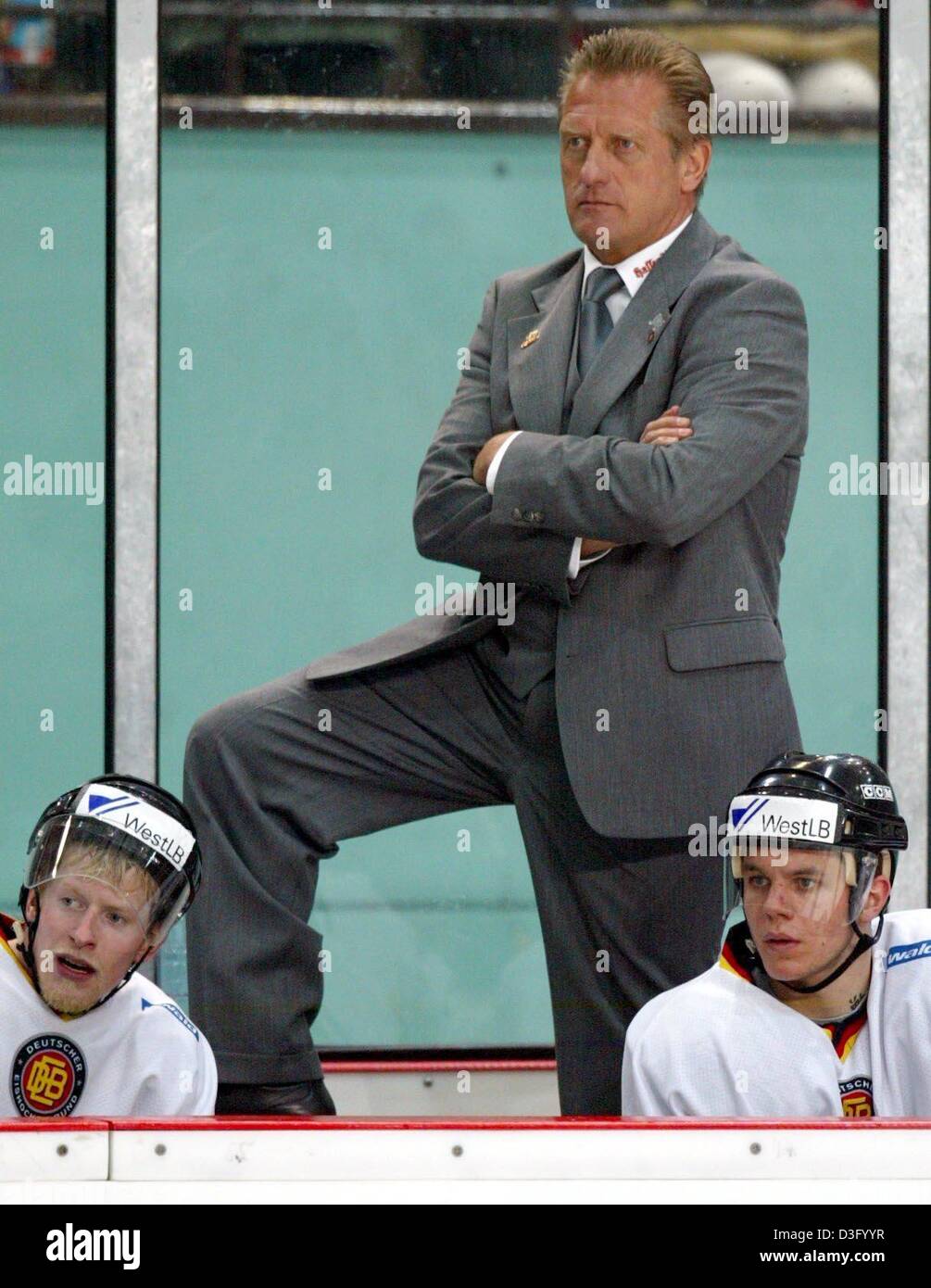 (dpa) German national ice hockey coach Hans Zach (C) stands behind