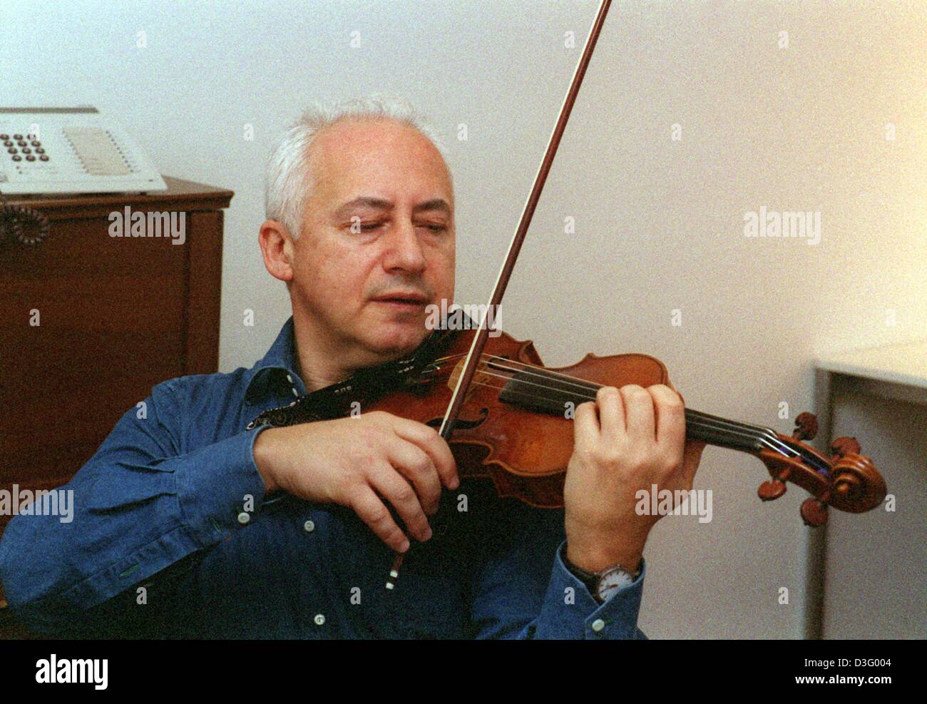 (dpa files) Russian violinist Vladimir Spivakov smiles during a