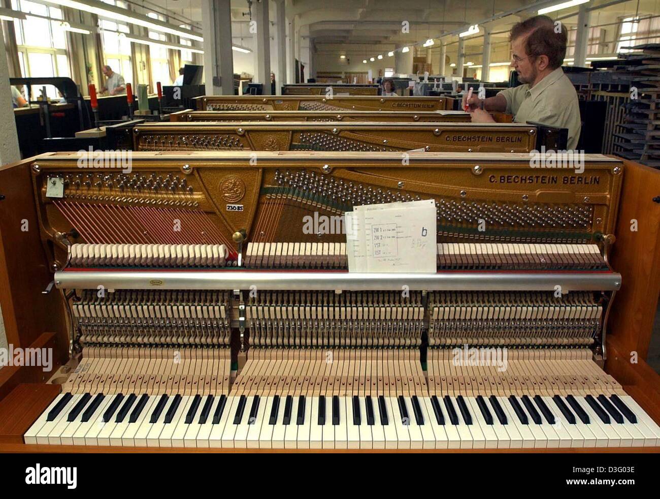 000 pianos hi-res stock photography and images - Alamy