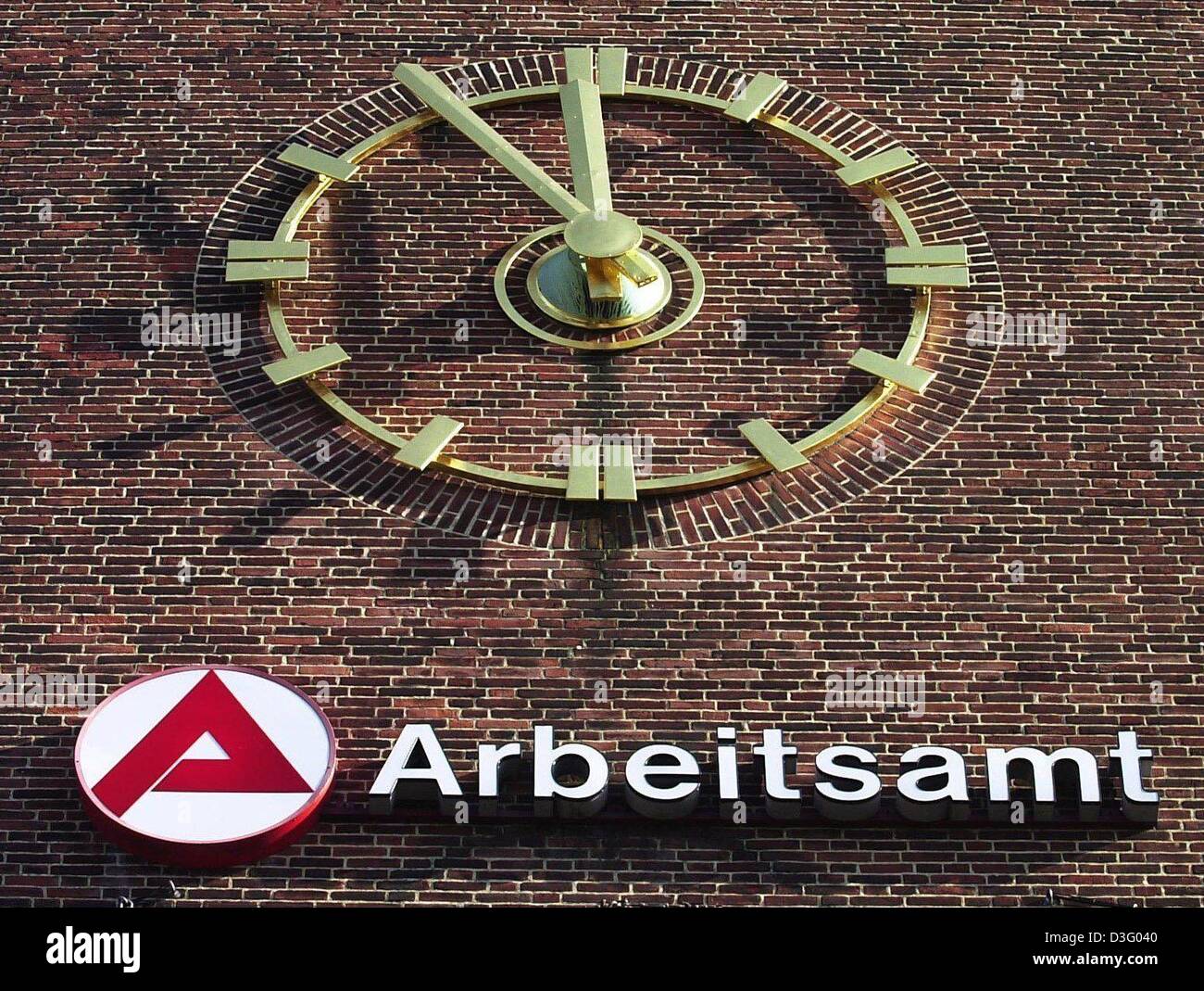 (dpa) - Five to twelve: The huge clock at the 'Arbeitsamt' (job centre) symbolically shows that it is high time, Hamburg, 24 February 2003. Stock Photo