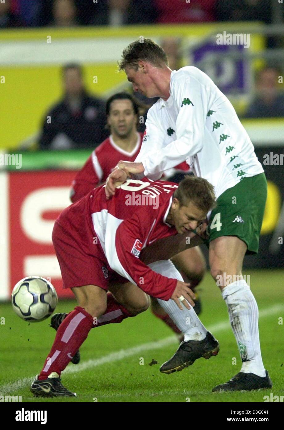 (dpa) - Kaiserslautern's midfielder Markus Anfang (L) collides with Bremen's midfielder Tim Borowski during the German DFB-Pokal (DFB Cup) semifinal soccer game 1st FC Kaiserslautern against Werder Bremen in Kaiserslautern, Germany, 4 March 2003. Kaiserslautern wins 3-0 and reaches the final for the seventh time. Stock Photo