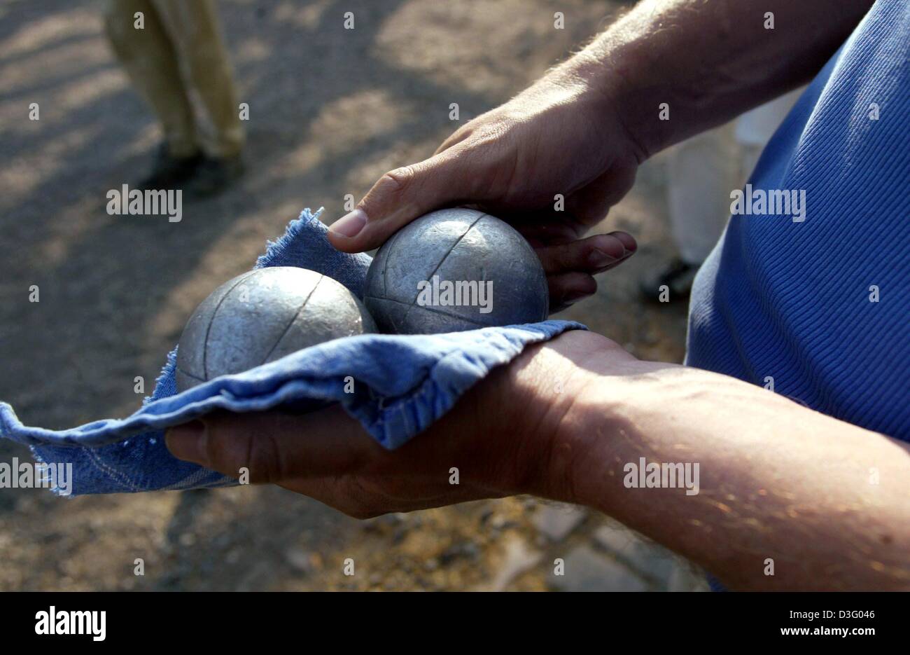 Sports spo bowls_and_petanque boule boules bowl ball hands cloth