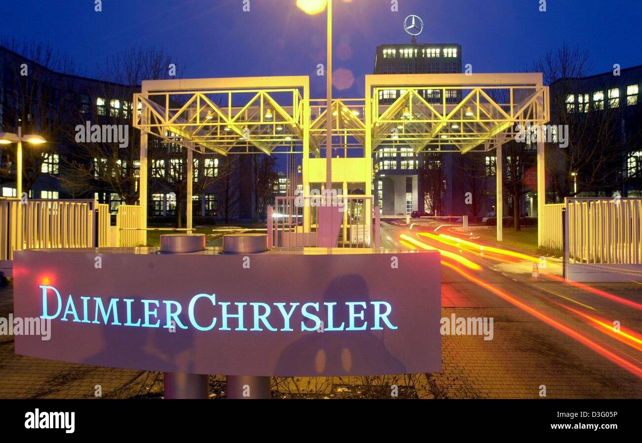 (dpa) - A view of the headquarters of automotive corporation DaimlerChrysler in Stuttgart-Moehringen, Germany, 3 February 2003. The company will present its annual results for 2002 on 4 February.   Keywords: Economy-Business-Finance, EBF, Transport, illuminated, daimler chrysler, entrance, gate, GERMANY:DEU, exterior, general view, night scene, night view, building, star, headquart Stock Photo