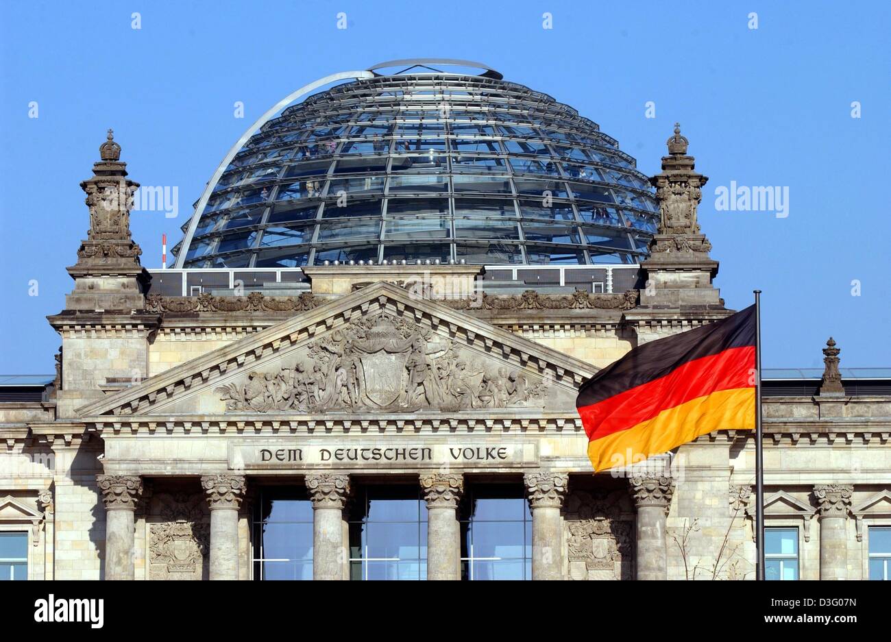 (dpa) - A view of the main portal and the glass cupola of the Reichstag building on a sunny day, in Berlin, 16 March 2003. The text above the columns reads 'Dem Deutschen Volke' (to the German people). Built in 1894 by Paul Wallot, the Reichstag has been accommodating the Bundestag (Lower House of German Parliament) since 19 April 1999. The Italian High Renaissance style building h Stock Photo