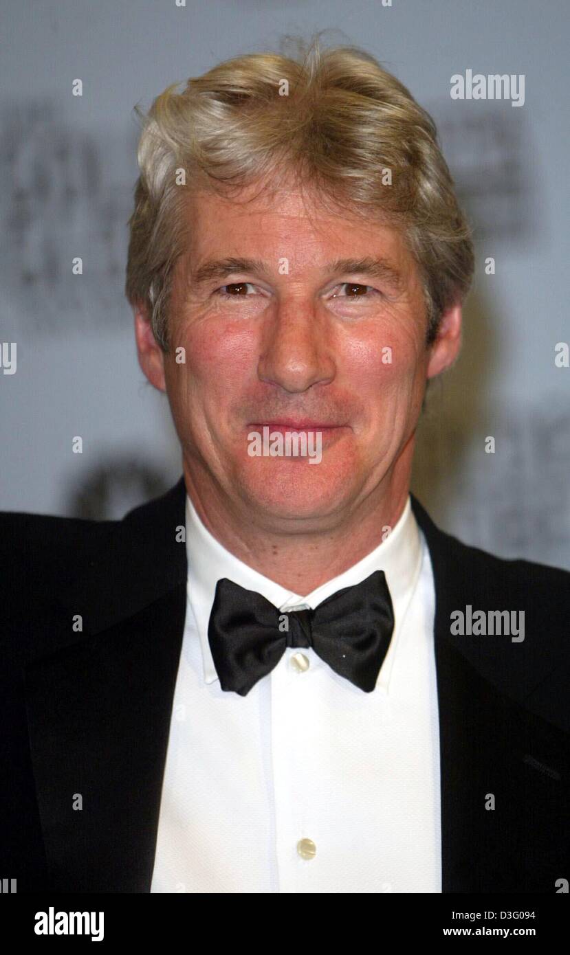 (dpa) - The US actor Richard Gere ('Pretty Woman', 'Runaway Bride') smiles after the 60th Golden Globe Awards show in Beverly Hills, 19 January 2003. He received an award for the best leading role in the category musical and comedy for his role in 'Chicago'. Stock Photo
