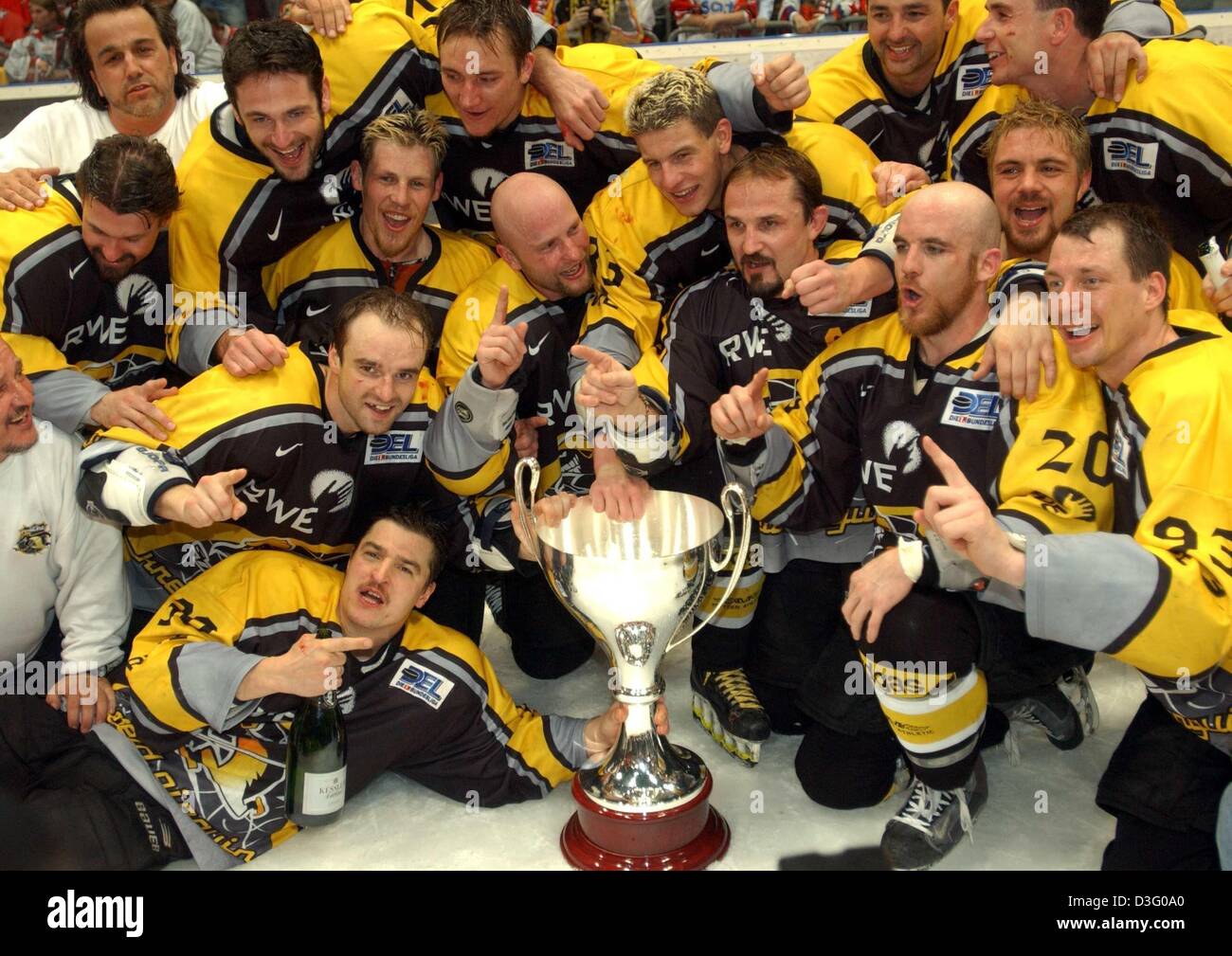 (dpa) The team Krefeld Pinguine pose with their trophy in Cologne