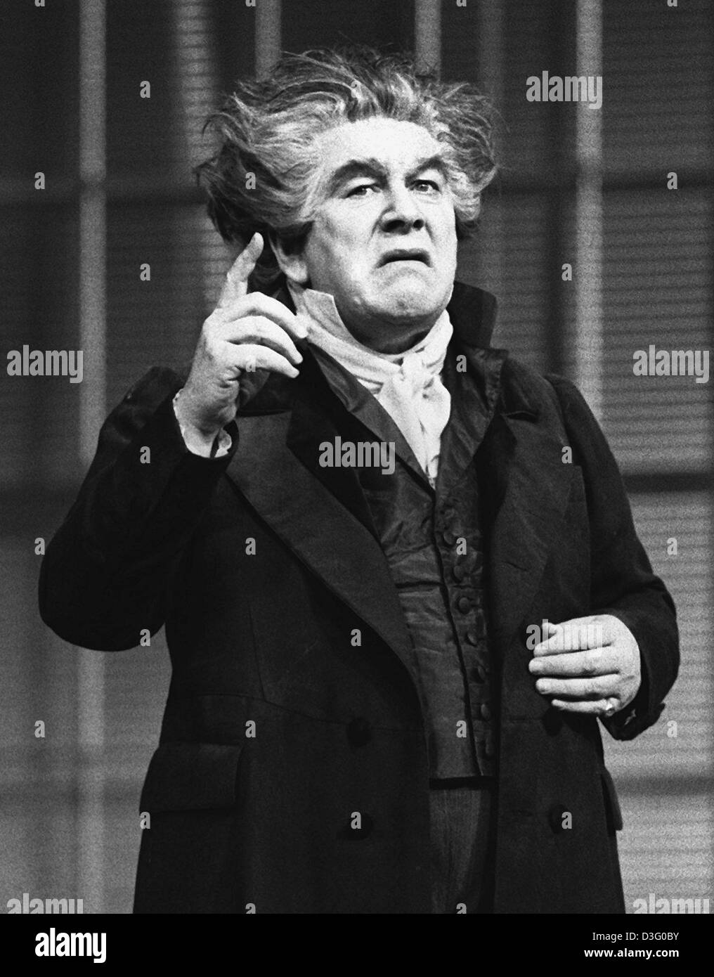 (dpa files) - Actor and entertainer Peter Ustinov plays composer Ludwig van Beethoven in the theatre piece 'Beethoven's Zehnte' (Beethoven's Tenth) at the Schiller Theatre in West Berlin, 31 December 1987. Stock Photo