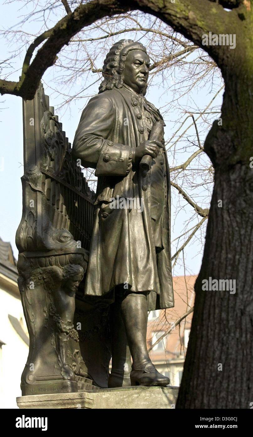 (dpa files) - A statue of German composer Johann Sebastian Bach stands in front of the St Thomas Church in Leipzig, eastern Germany, 18 March 2002. The statue was created in 1908 by Carl Seffner. Born on 21 March 1685 in the village of Eisenach to a musical family, Bach had his first major appointment in 1708 as organist at the ducal court at Weimar. This was followed by a six-year Stock Photo