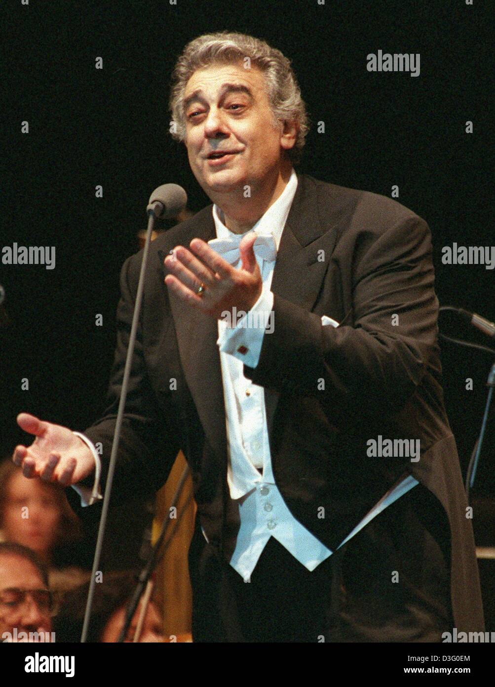 Placido domingo with family hi-res stock photography and images - Alamy