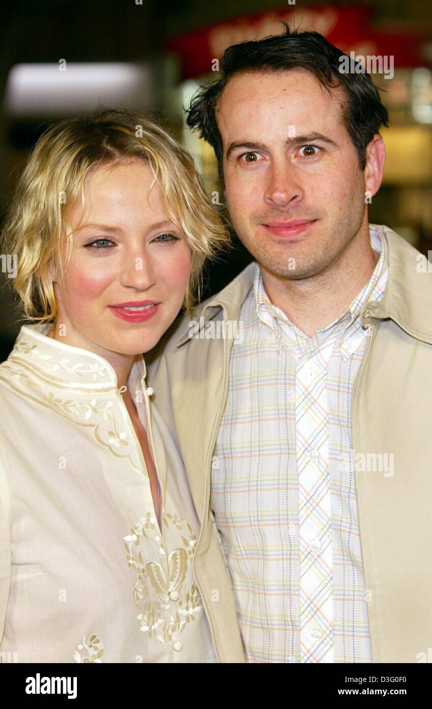 (dpa) - US actor Jason Lee ('Dreamcatcher', 'Vanilla Sky', 'Almost Famous') arrives at the premiere of the movie 'Dreamcatcher' with an unidentified woman in Westwood, 19 March 2003. Stock Photo