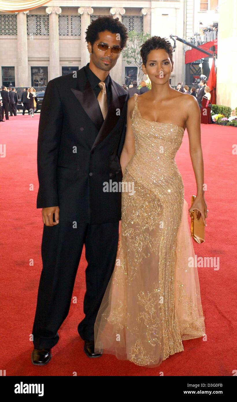 (dpa) - US actress and Oscar winner Halle Berry ('Die Another Day', 'Gothika', 'X-Men') and her husband Eric Benet pose for a picture on the red carpet at the 75th Oscar Award Ceremony in Hollywood, 23 March 2003. Stock Photo
