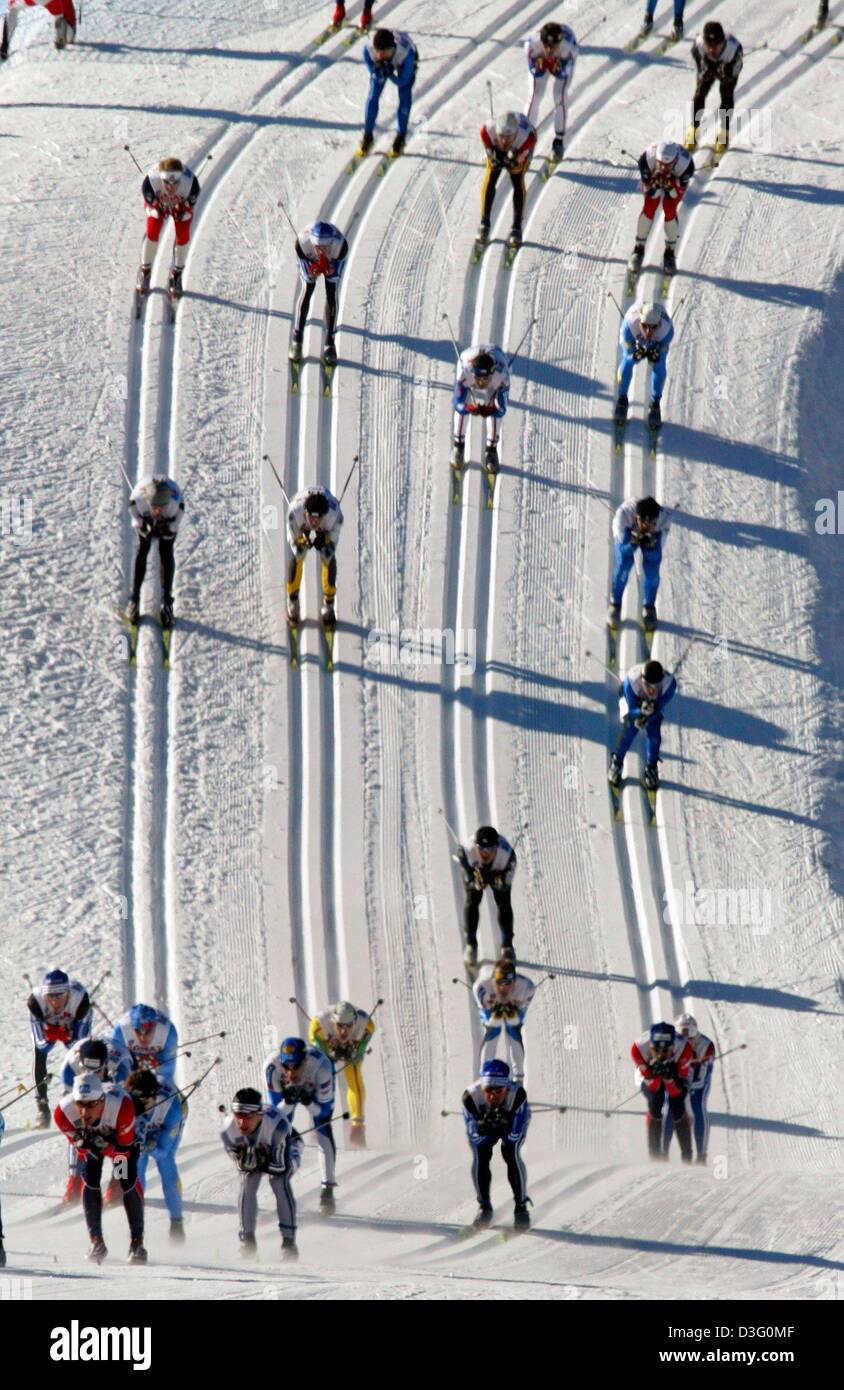 (dpa) - The runners in the 30 kilometres classic style race, pictured shortly after the start in Tesero, Italy, 19 February 2003. Stock Photo