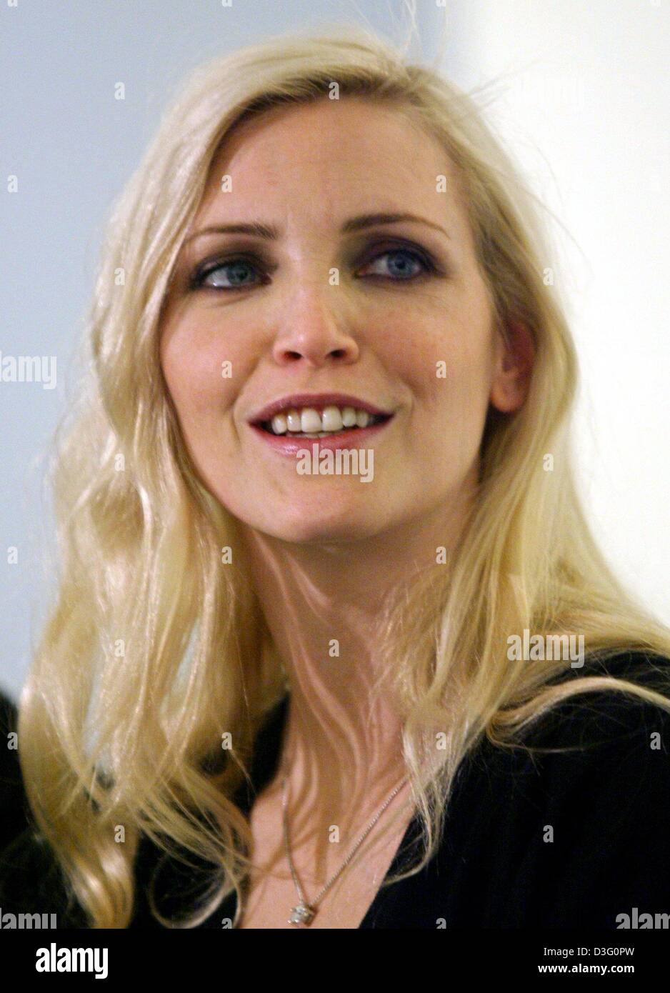 (dpa) - German top model Nadja Auermann pictured at the opening of the Lindbergh exhibition 'Stories - Supermodels' in Oberhausen, Germany, 13 February 2003. The exhibition of photographs is open from 14 February until 11 May 2003. Centre of the exhibition is the series 'Invasion' which consists of 24 scurrile fashion photographs. Stock Photo